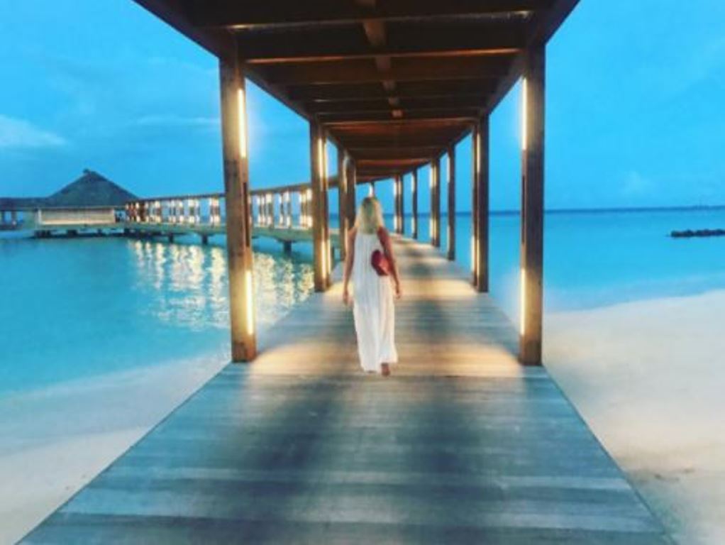 Cô bồ Lindelof thướt tha trong chiếc váy trắng.