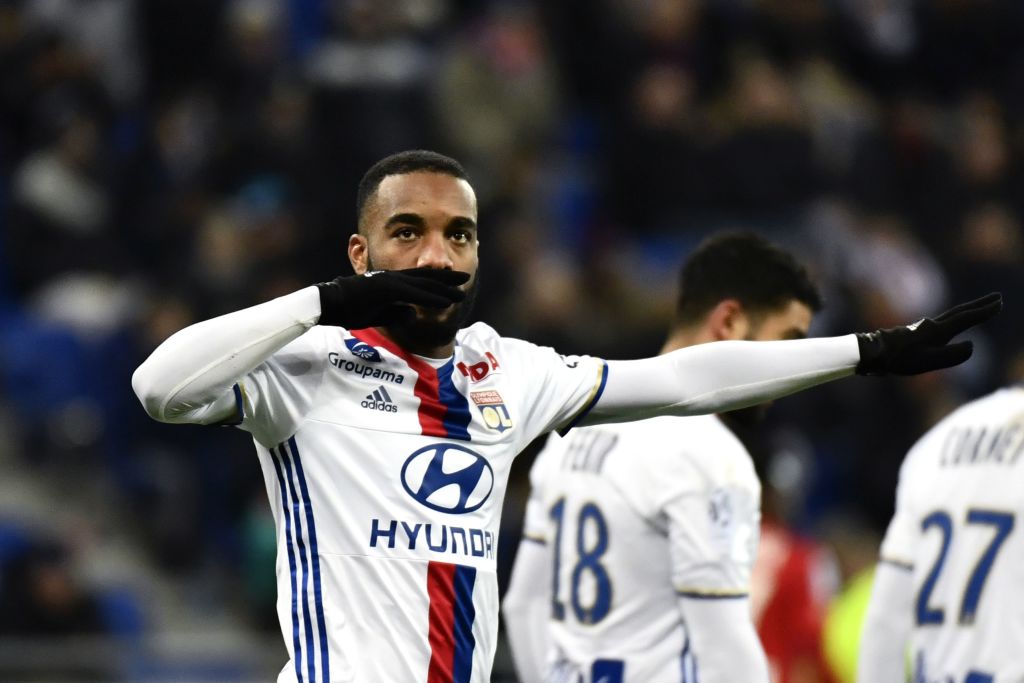 Arsenal phải mạnh tay mua Lacazette.