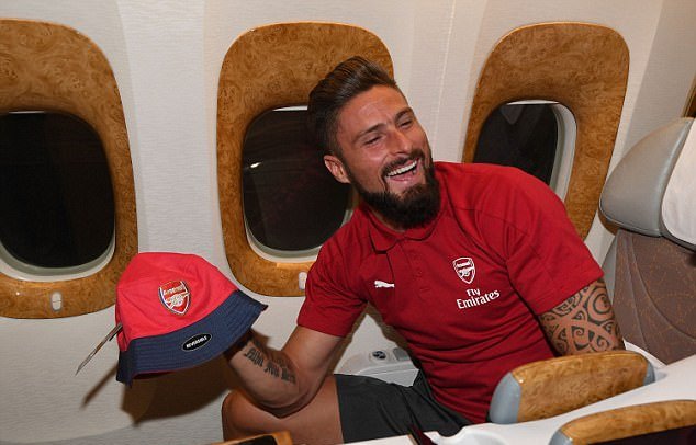 Nụ cười tươi tắn của Giroud.