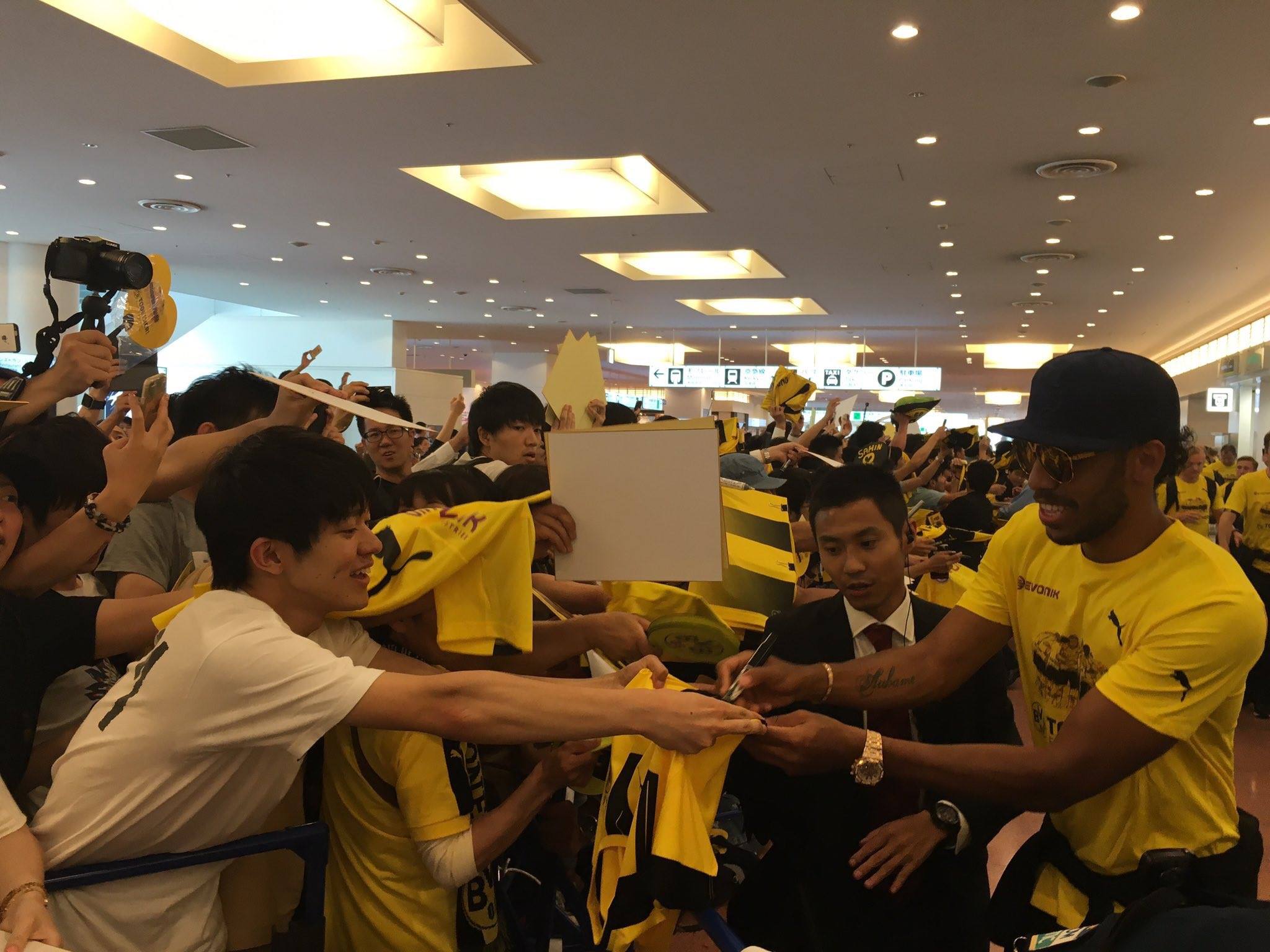 Siêu tiền đạo Aubameyang trở thành tâm điểm.