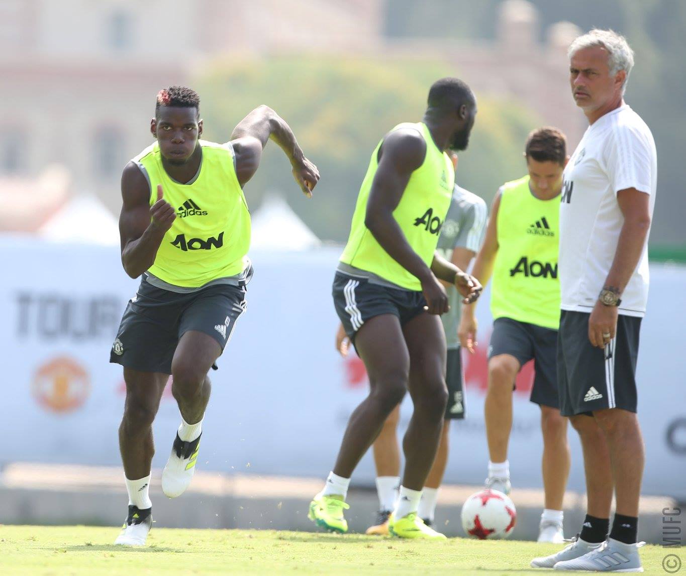 Nét mặt đăm chiêu của HLV Mourinho.