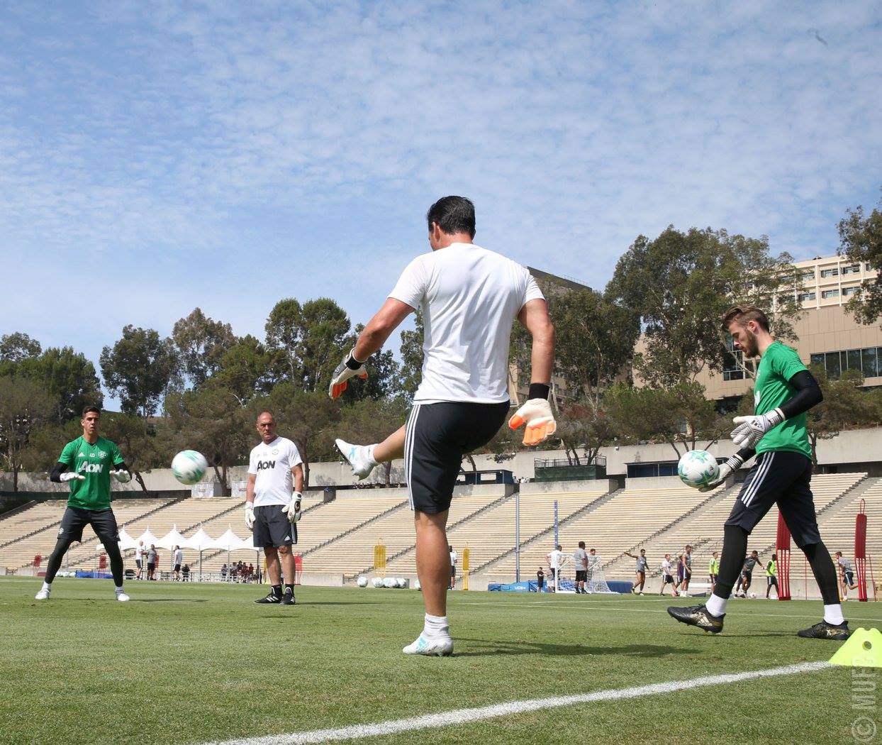 Các thủ môn của Man Utd cũng tập luyện nghiêm túc.