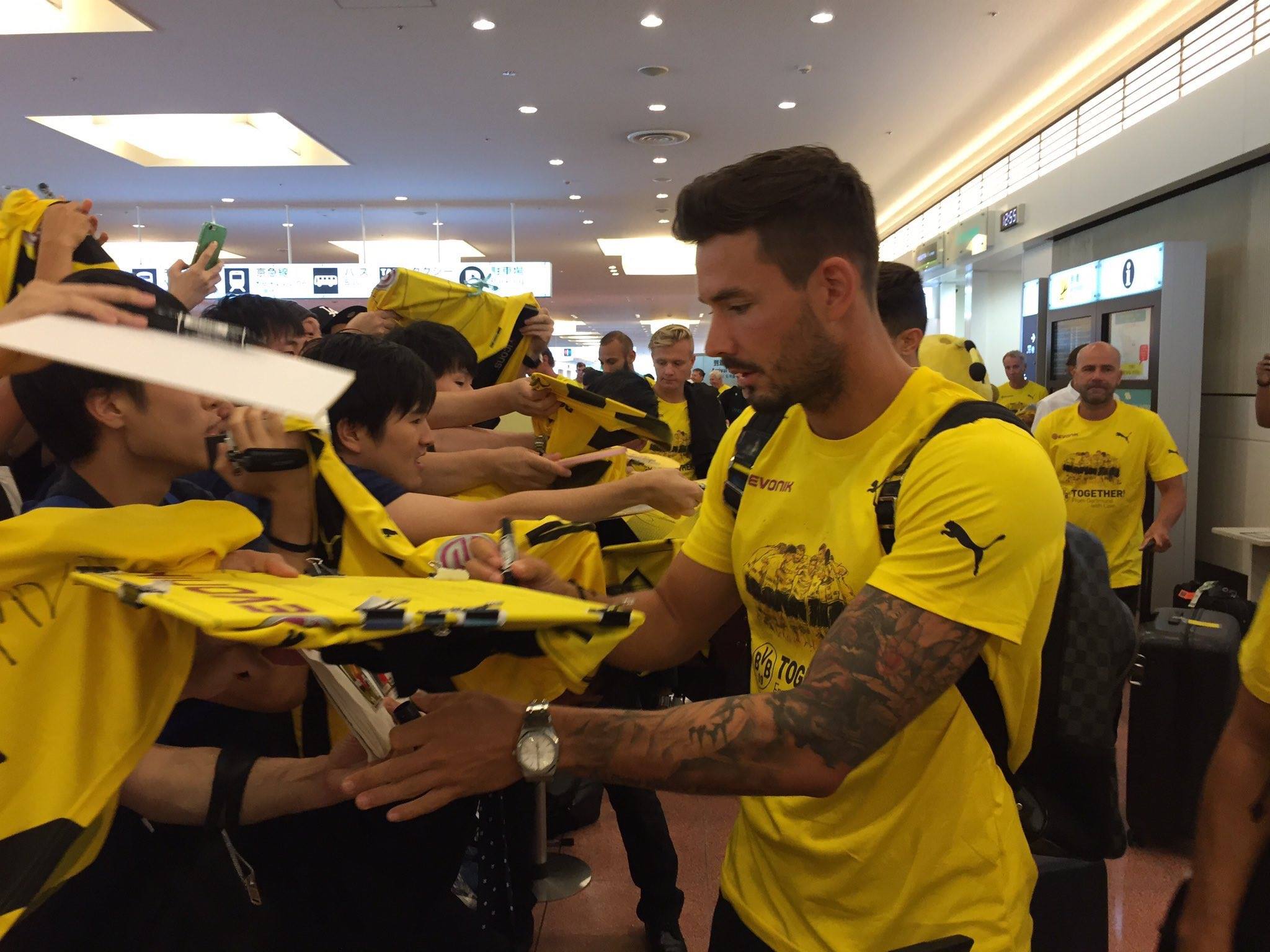 Các cầu thủ Dortmund mỏi tay kí tặng NHM.