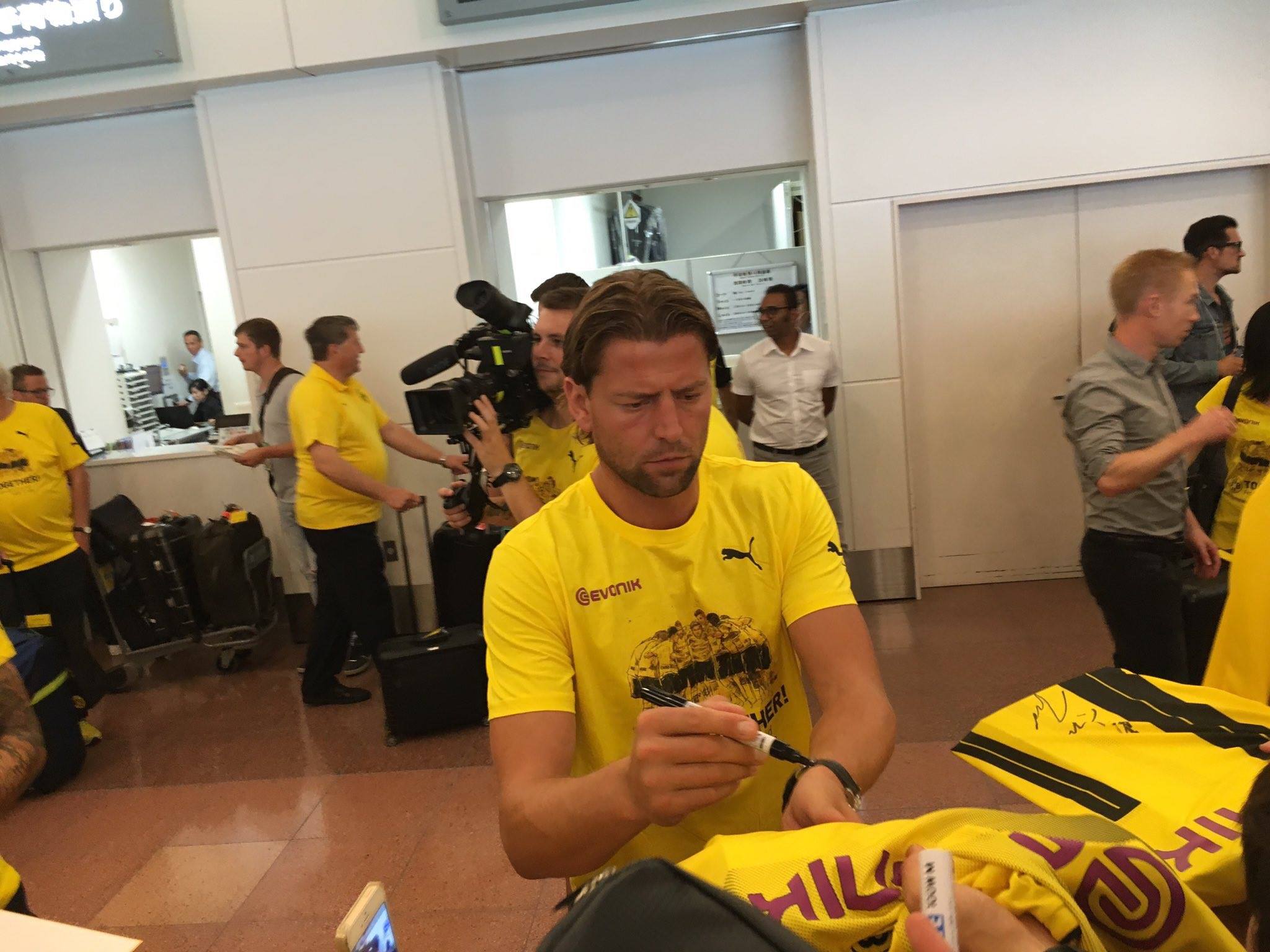 Thủ thành Roman Weidenfeller cũng nhận được sự quan tâm đặc biệt.
