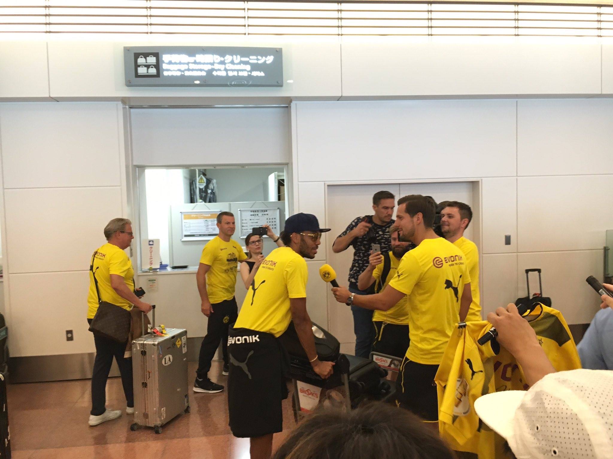 Dortmund đang nhọc nhằn giữ chân Aubameyang.