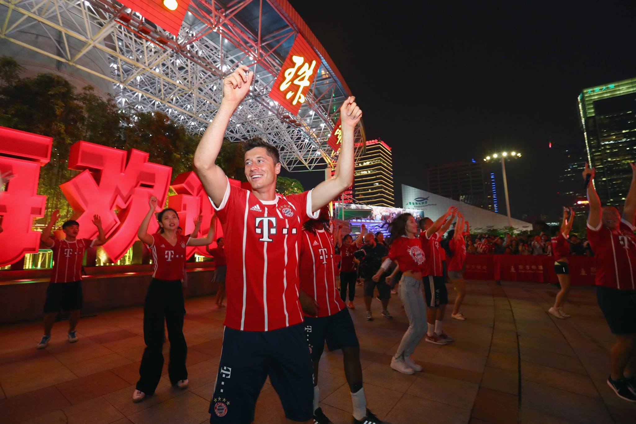 Robert Lewandowski 'quẩy' tưng bừng.