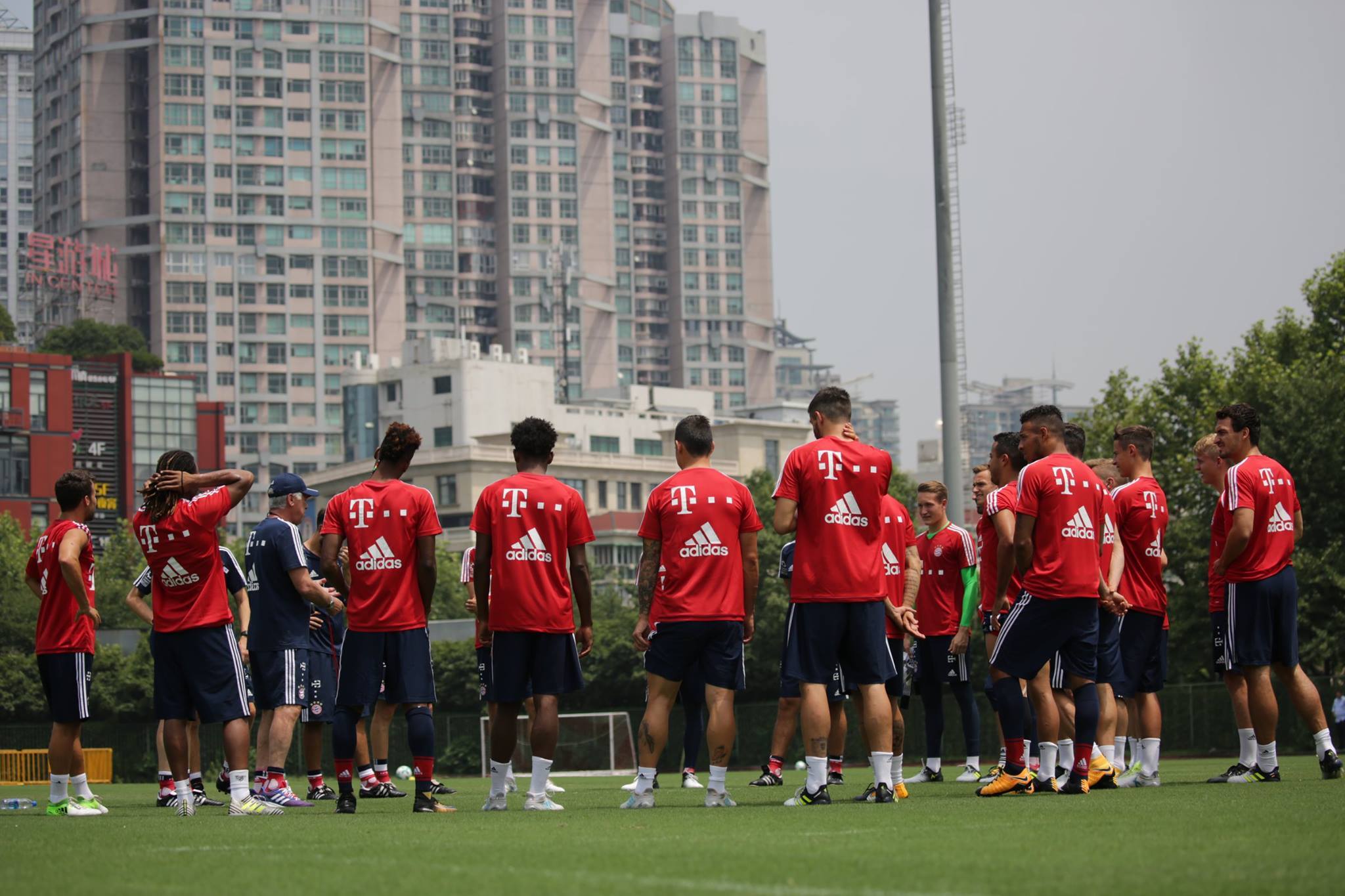 Sau những phút thư giãn, Bayern lại lao vào tập luyện.