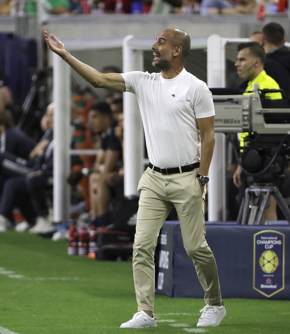 Pep bất lực nhìn Man City nhận thất bại 0-2 trước Man Utd.