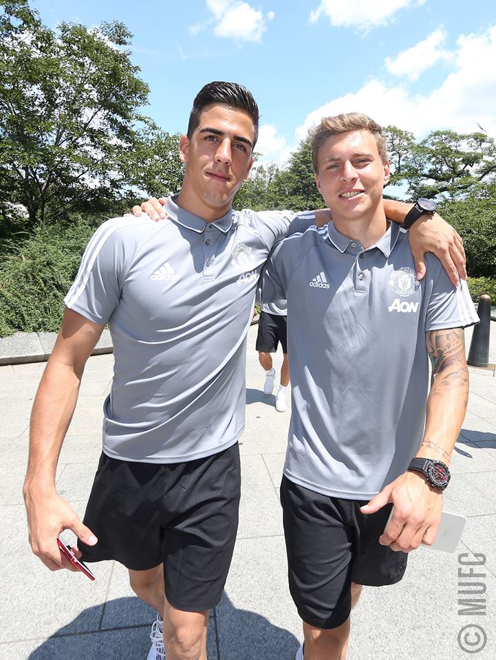 Tân binh Lindelof (phải) cần chứng tỏ nhiều hơn nữa.