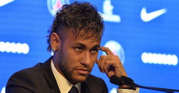 Neymar vẫn phải chờ để ra mắt PSG.