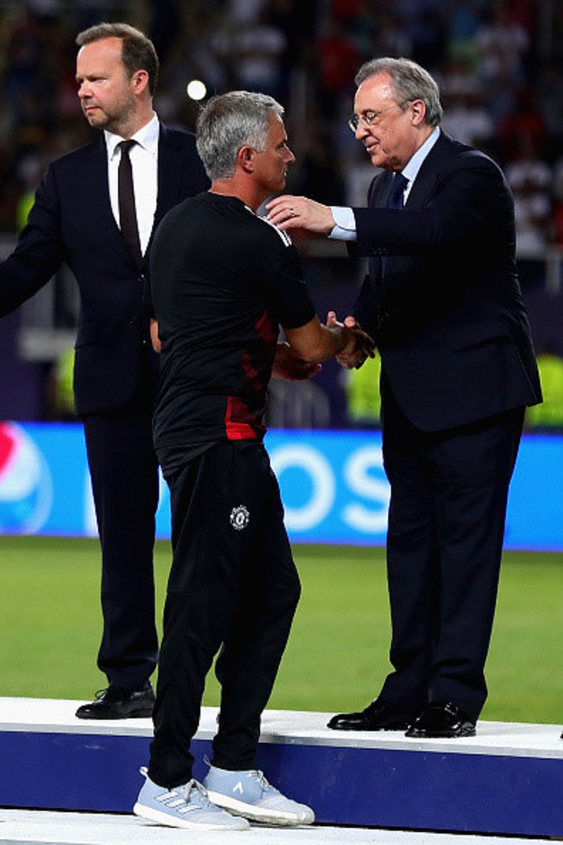 Chủ tịch Perez an ủi Mourinho.