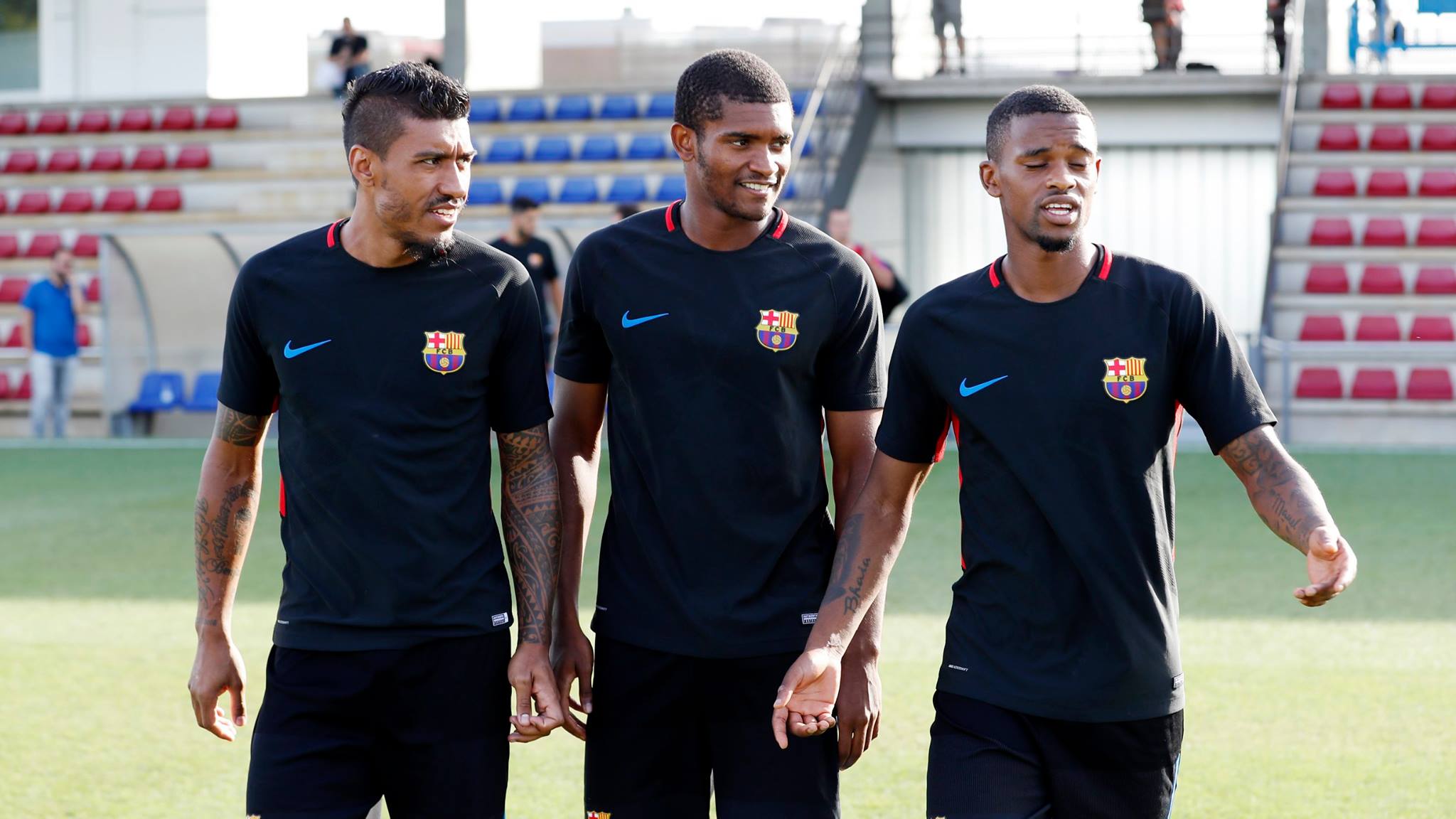 Paulinho thoải mái cùng các đồng đội mới.