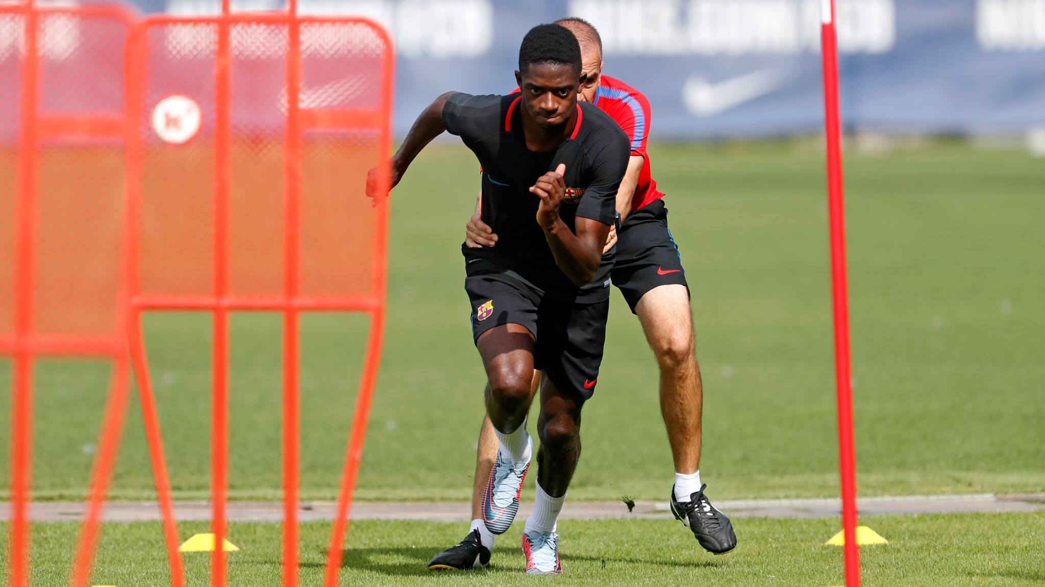 Dembele chỉ mới có buổi tập riêng tại Barcelona.