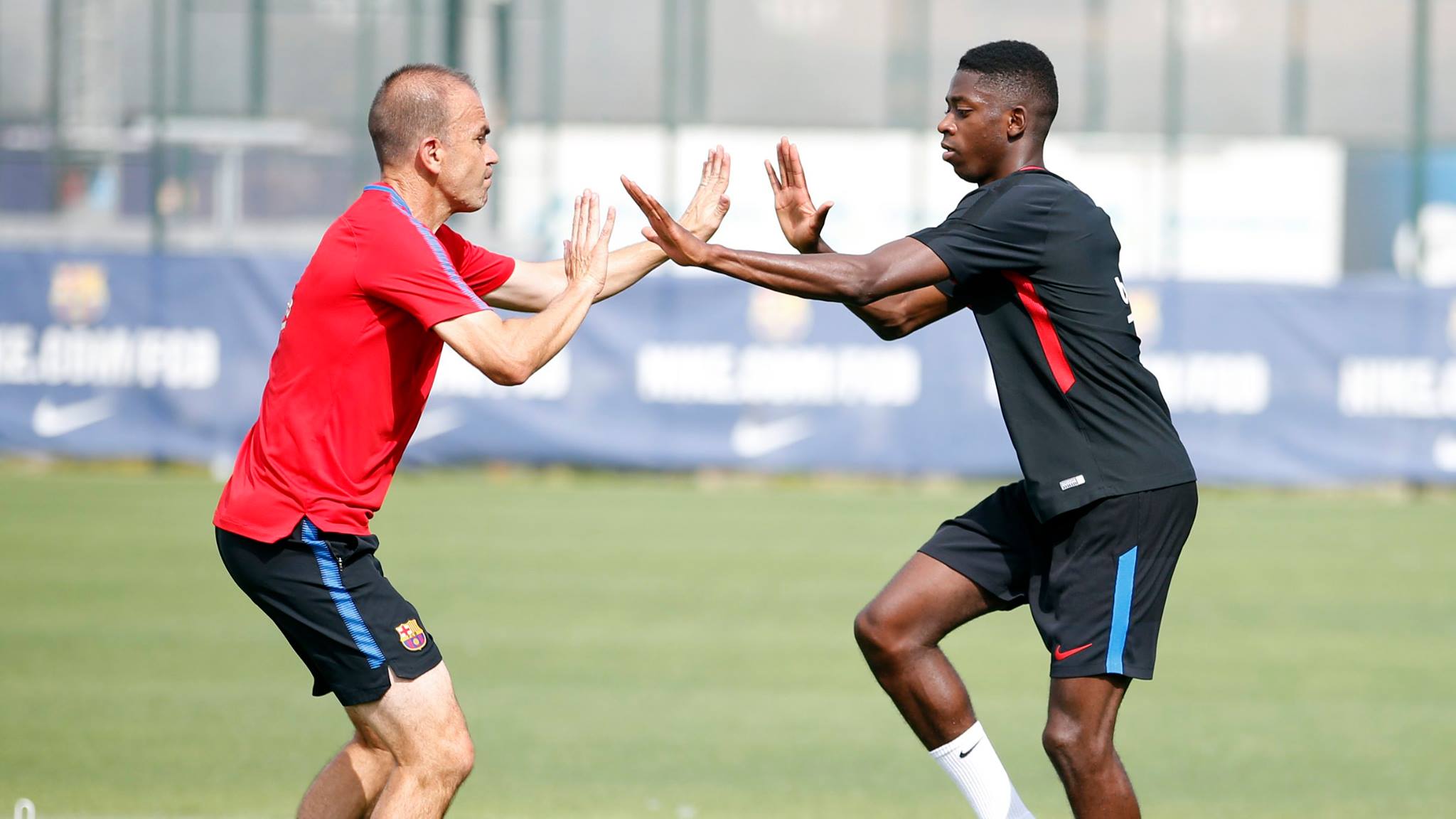 Anh được sự giúp đỡ tận tình của các trợ lý HLV.