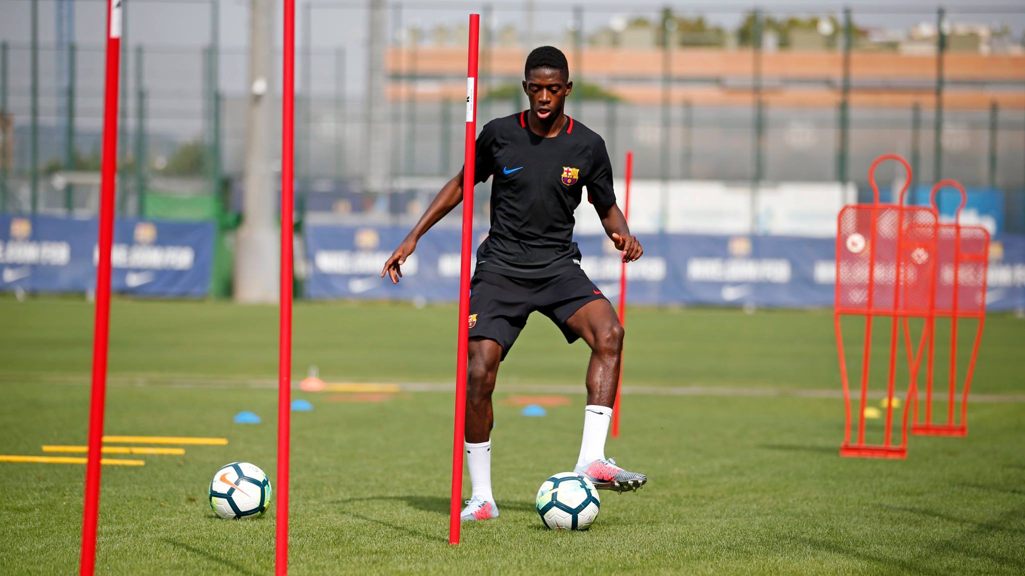 Cũng như Neymar, rê bóng là sở trường của Dembele.