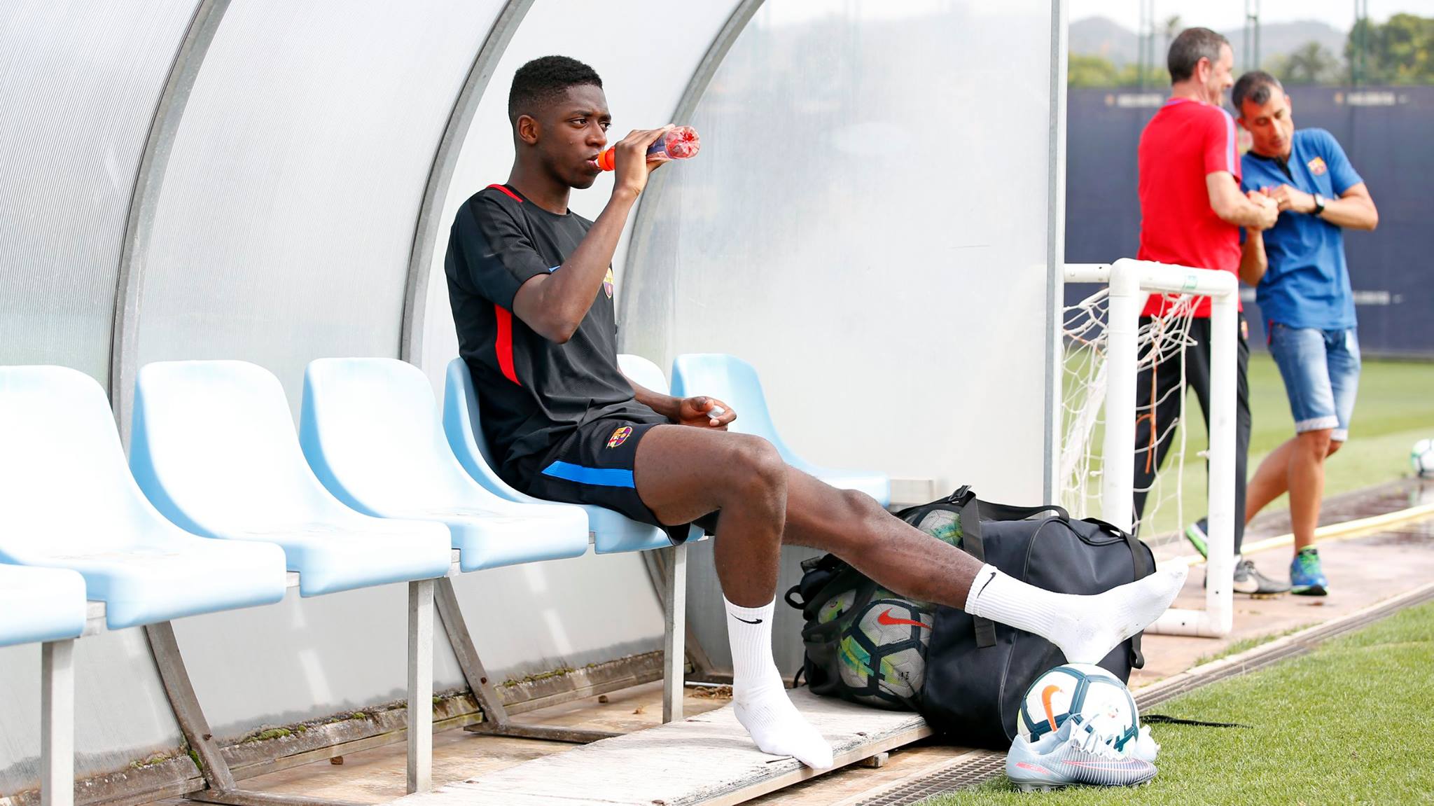 Dembele thấm mệt sau buổi tập.