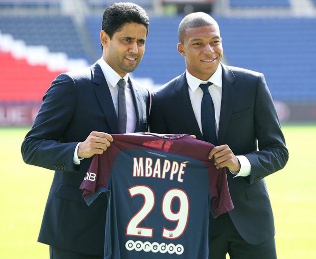 Mbappe rạng rỡ cùng chủ tịch Nasser chụp ảnh.