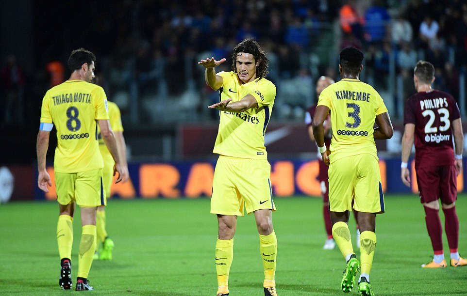 Cavani có cú đúp ở trận này.