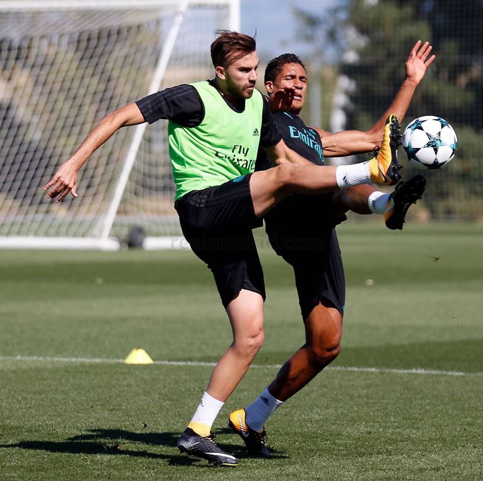 Borja Mayoral tranh bóng với Raphael Varane.