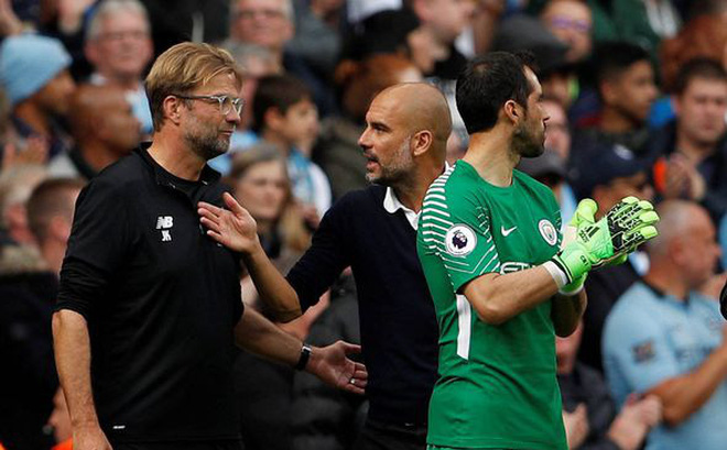 HLV Klopp không hài lòng với quyết định của trọng tài.