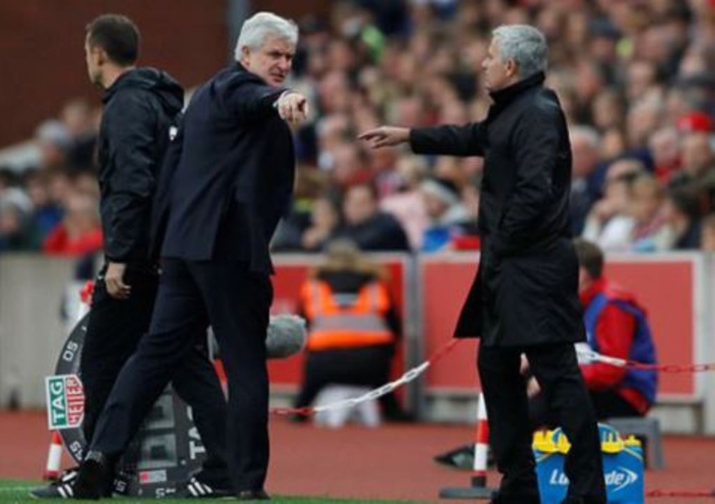 Mourinho tức giận, từ chối bắt tay Mark Hughes.