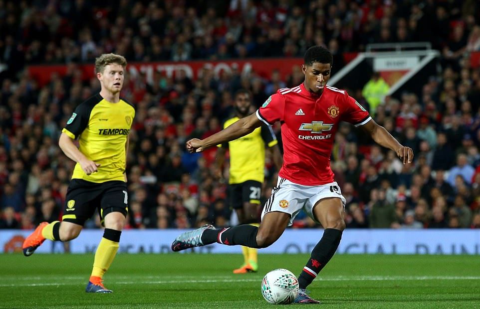 Ngay phút thứ 5, Man Utd đã có bàn mở tỉ số do công của Rashford.