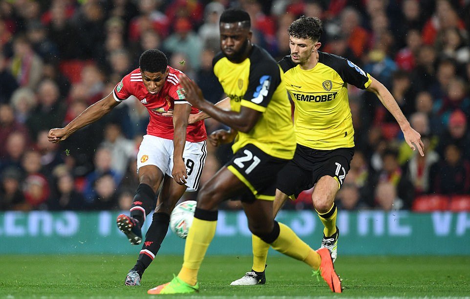 Rashford dứt điểm từ ngoài vòng cấm nâng tỉ số trận đấu lên 2-0.