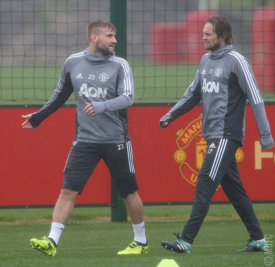 Luke Shaw phải cạnh tranh suất chính thức cùng Blind.