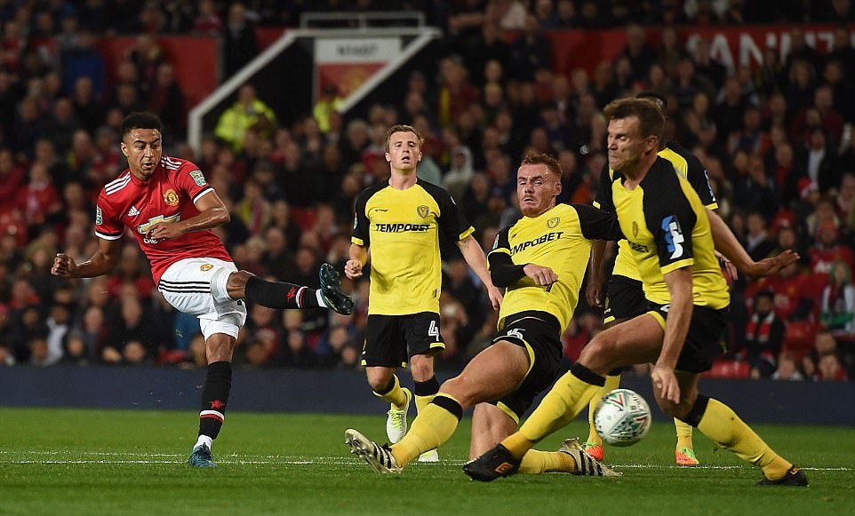 Phút 36, Lingard ghi bàn từ đường chuyền tuyệt vời của Martial.