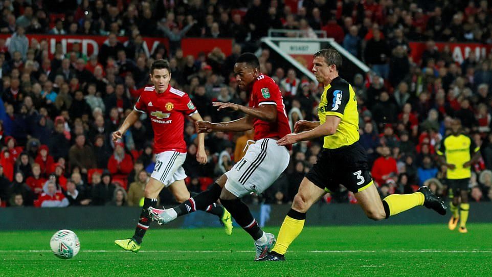 Phút 60, Martial phối hợp ban bật ăn ý với Rashford trước khi đặt lòng quyết đoán giúp Man Utd có bàn thắng thứ 4.