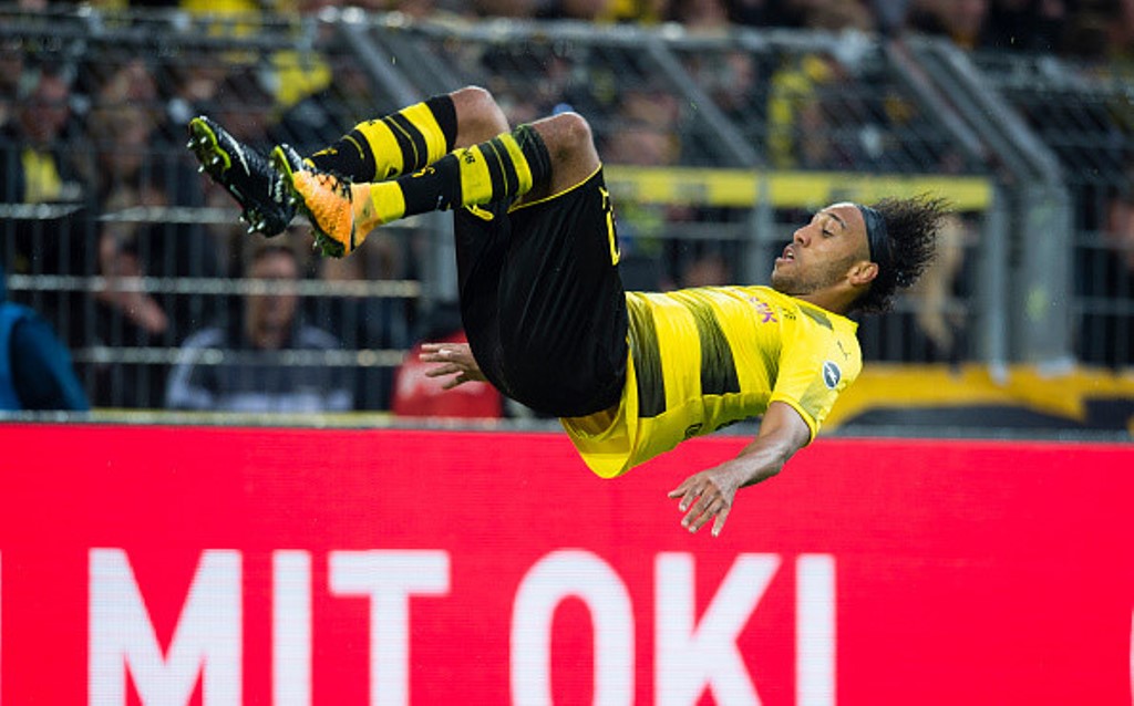 4. Pierre Emerick Aubameyang: Aubameyang là mẫu tiền đạo có tốc độ, khả năng săn bàn thượng hạng. Anh là Vua phá lưới Bundesliga mùa 2016/17 với 31 bàn sau 32 trận. Ở khía cạnh tập thể, ngôi sao người Gabon đã cùng Dortmund giành cúp DFB-Pokal.
