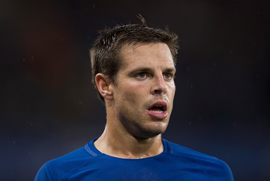 9. Cesar Azpilicueta: Azpilicueta là một hậu vệ linh hoạt, ổn định và đáng tin cậy nhất giải Ngoại hạng hiện tại. Azpilicueta có thể thi đấu tốt ở cả vị trí hậu vệ cánh lẫn trung vệ. "Một cầu thủ vĩ đại, một nhà vô địch", HLV Antonio Conte nhận xét ngắn gọn về cậu học trò người Tây Ban Nha.