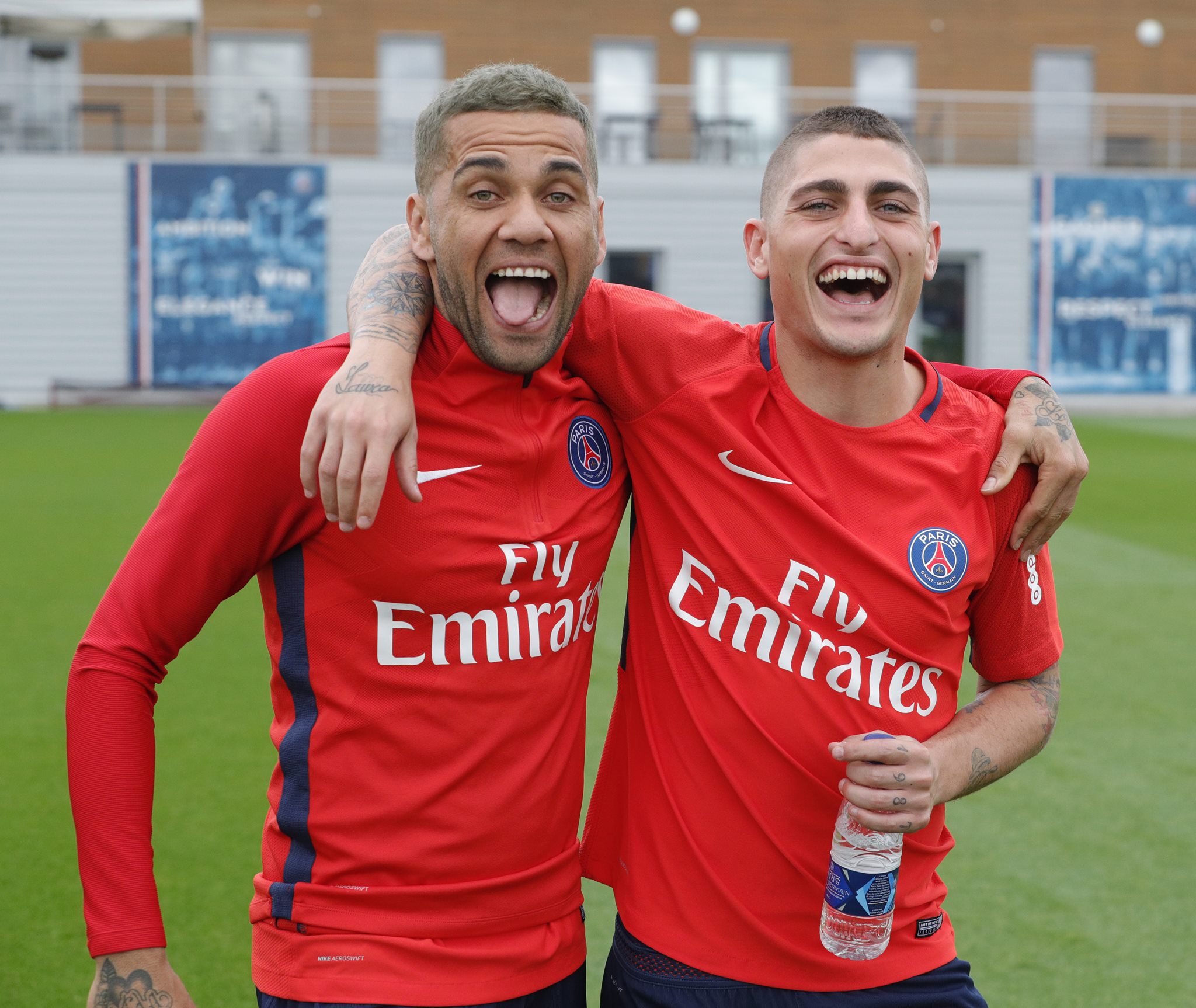 Alves và Verratti cười thả ga.