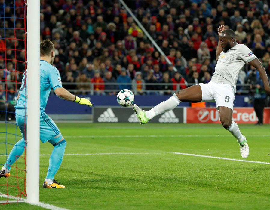 Lukaku 8 - Có được cú đúp dễ dàng. Lukaku làm tốt mọi việc, từ ghi bàn, làm tường, hỗ trợ phòng ngự từ xa. Những bước di chuyển của anh thật sự rất hợp lý. Ngôi sao người Bỉ là mẫu trung phong hoàn hảo của Man Utd.