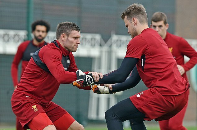 Các cầu thủ Liverpool nỗ lực tập luyện tại Melwood.