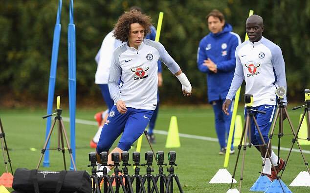 Cahill, Kante - những cầu thủ làm nên ngôi vô địch cho Chelsea mùa trước.