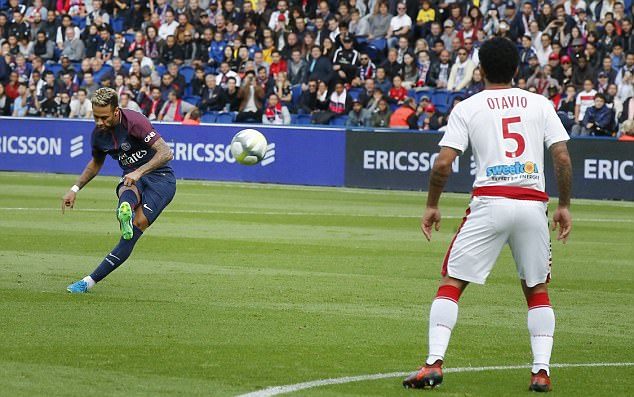 Neymar sớm ghi bàn với siêu phẩm sút phạt.