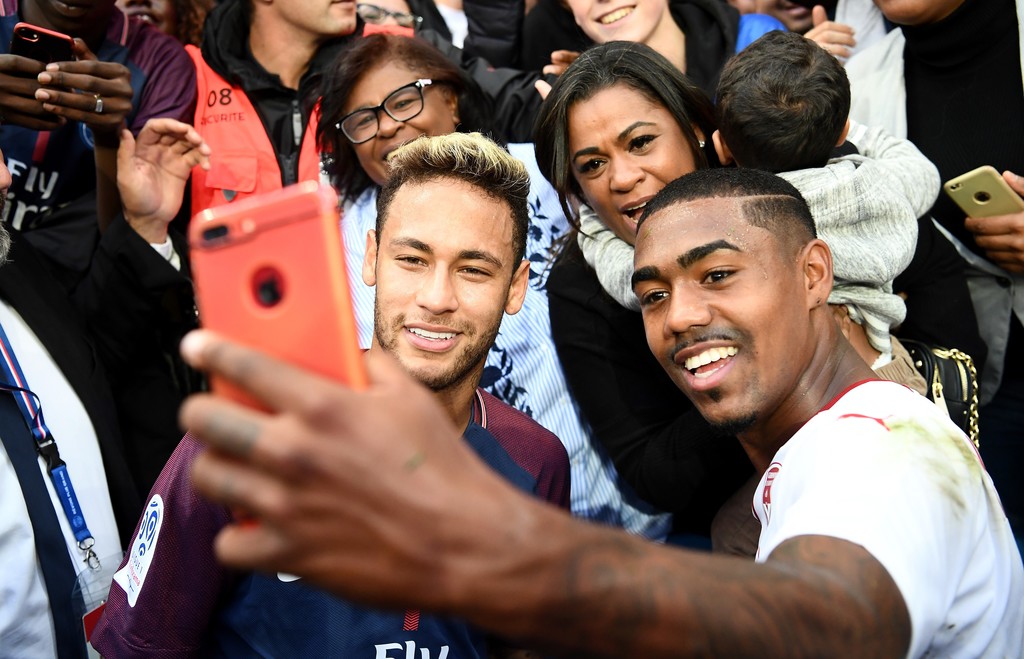 Neymar chụp hình với NHM sau thắng lợi 6-2 trước Bordeaux.