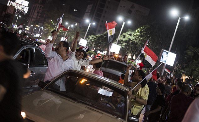 NHM Ai Cập đổ ra đường chung vui.