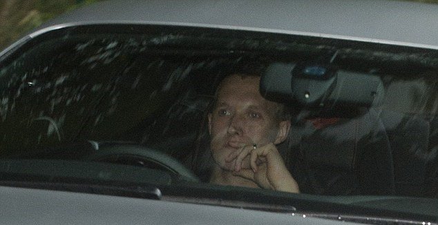 Phil Jones dính chấn thương nhẹ khi lên tuyển, nhưng đã có dấu hiệu hồi phục tốt.