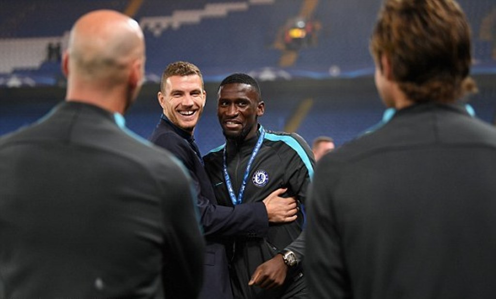 Dzeko trò chuyện cùng đồng đội cũ Antonio Rudiger trước trận đấu.