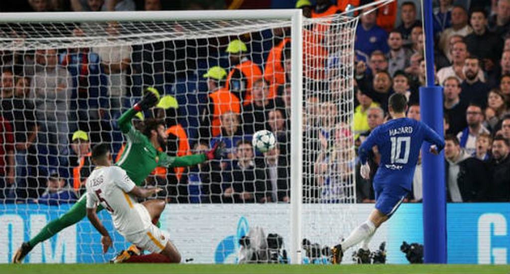 Hazard có cú đúp vào lưới Roma.