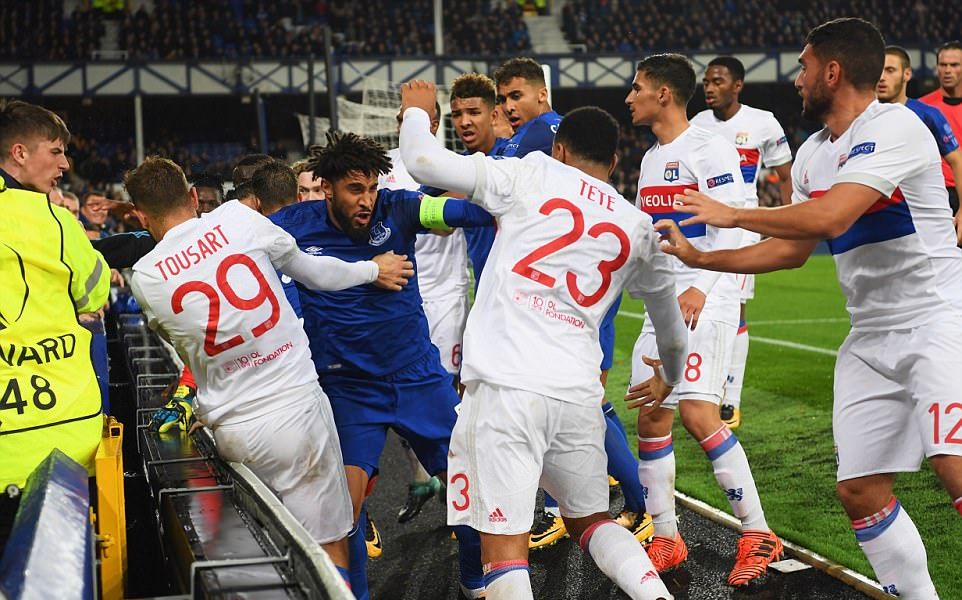 Thủ quân Everton như muốn 'cân' hết phần còn lại.