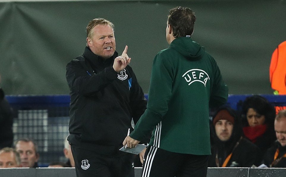 HLV Koeman tỏ rõ sự không hài lòng với tổ trọng tài.