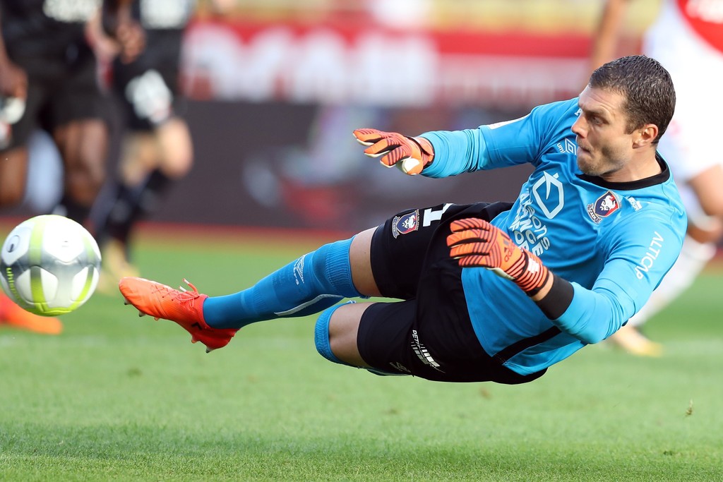 Thủ môn Remy Vercoutre của Caen có một ngày làm việc vất vả.