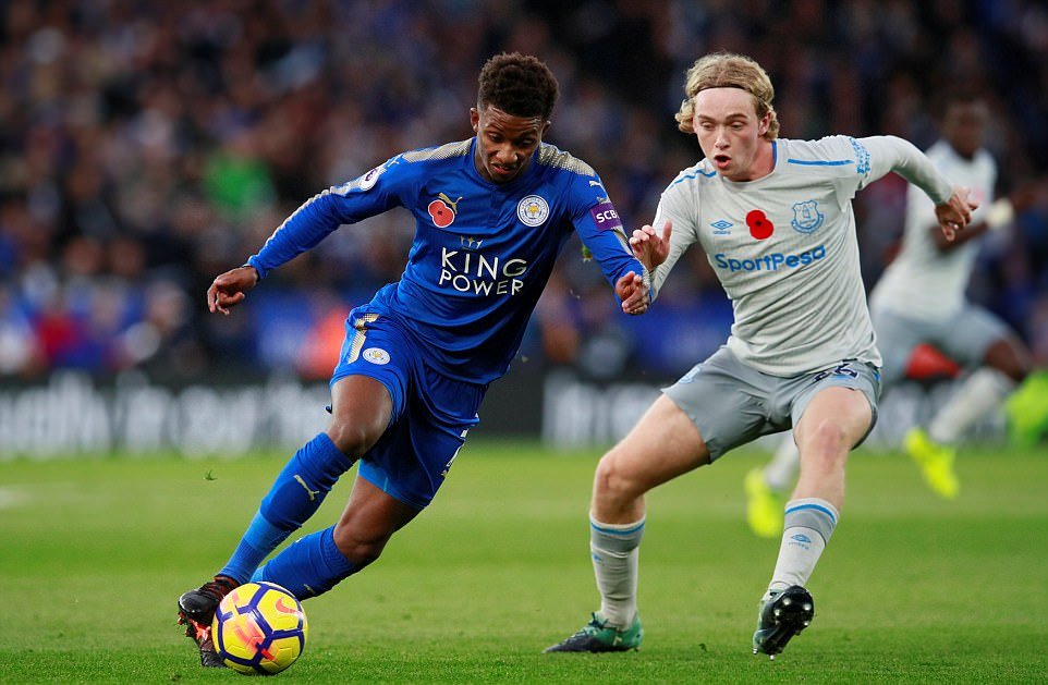 Demarai Gray khiến hàng thủ Everon phải vất vả theo kèm.