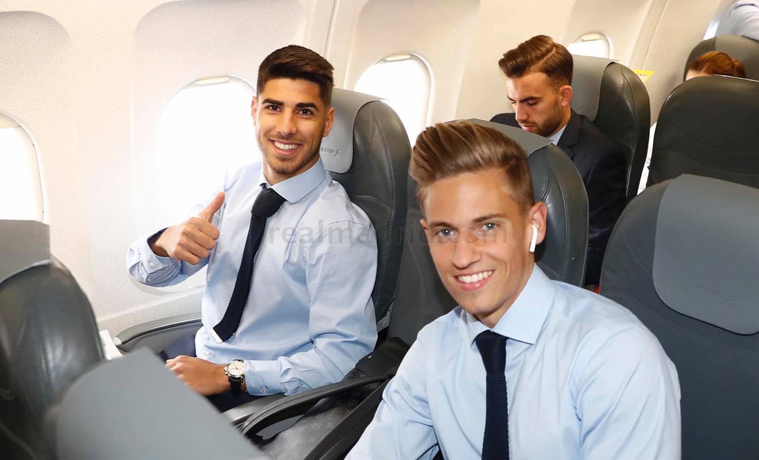 Marco Asensio và Llorente rất tươi tắn.