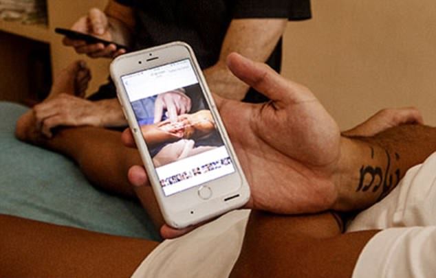 Cazorla cũng phải rợn người khi xem hình ảnh chấn thương của mình.