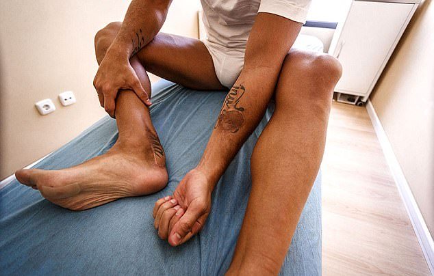 Rất may, Cazorla đã không phải cưa đi bàn chân của mình. Một mảng da ở tay trái Cazorla được lấy đi để ghép vào chân phải.