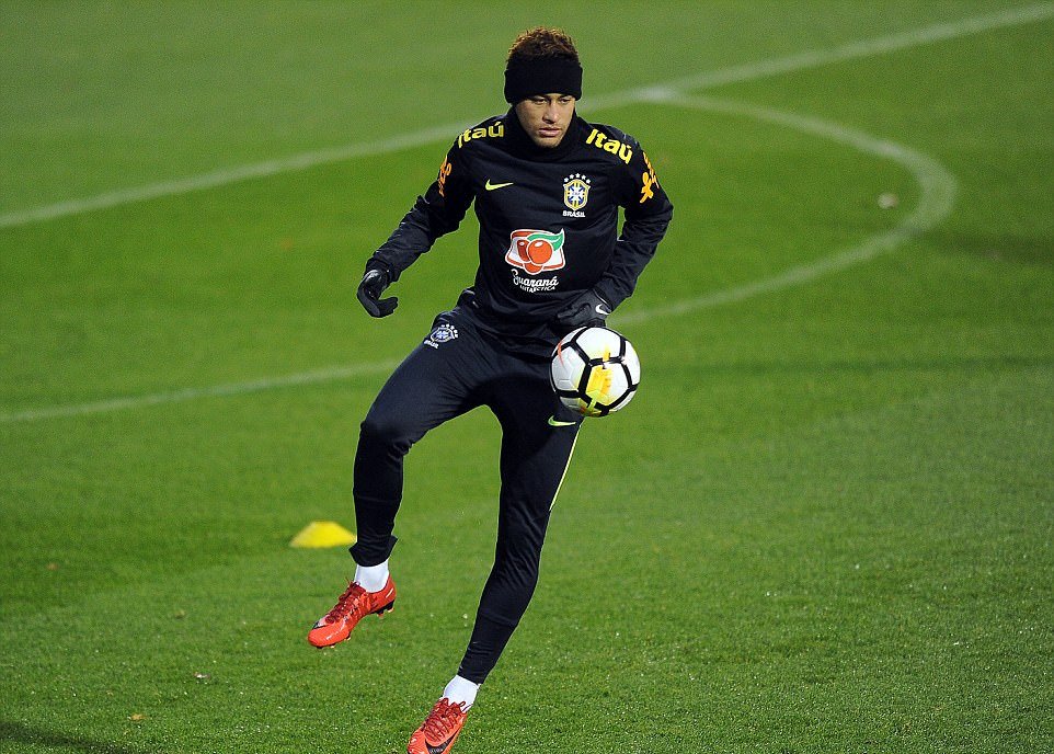 Lúc này, Neymar được cho là không hạnh phúc tại PSG.